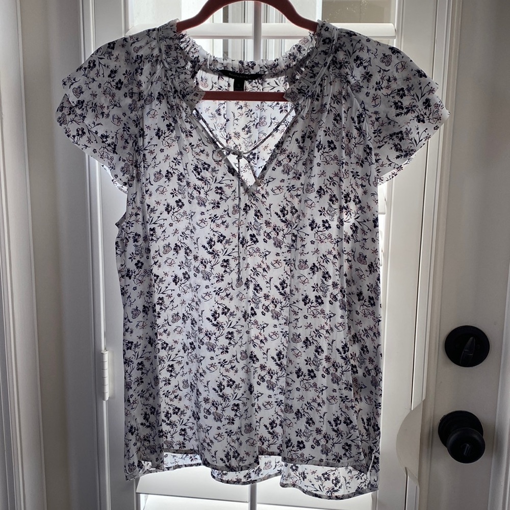Women’s short flutter sleeve top